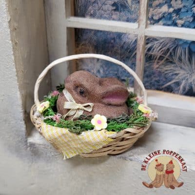 Miniatuur paasmandje met haasje en bloemen