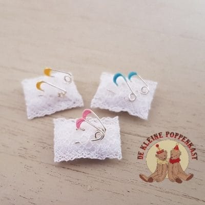 Kussentje met veiligheidsspelden