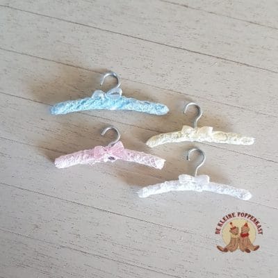 Babyhanger met kant