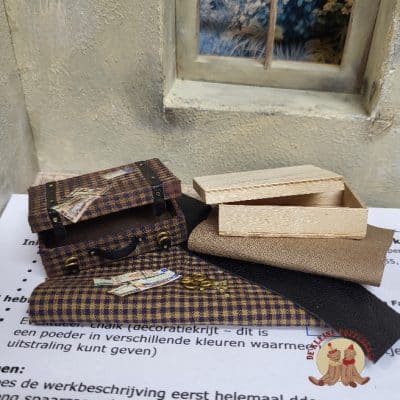 DIY zelfmaakpakket miniatuur koffertje - vintage stijl, met labels en stickers 1:12
