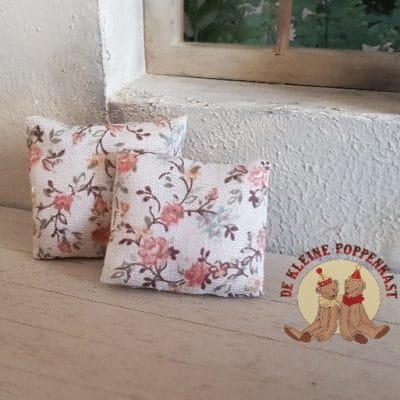 Miniatuur kussentje van gebloemd katoen voor poppenhuis – 1:12