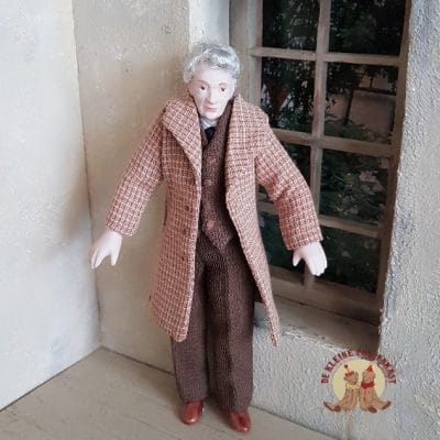Handgemaakte porseleinen miniatuur heer met broek, gilet en overjas voor poppenhuis - 1:12