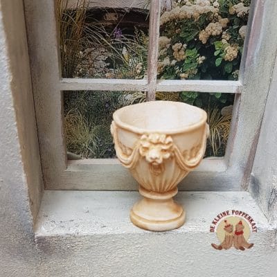 Bloempot met leeuwekopjes