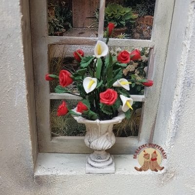 Bloemstuk met rozen en lelies