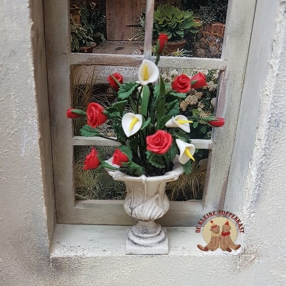 Bloemstuk met rozen en lelies