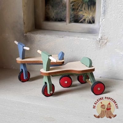Miniatuur houten loopfietsje