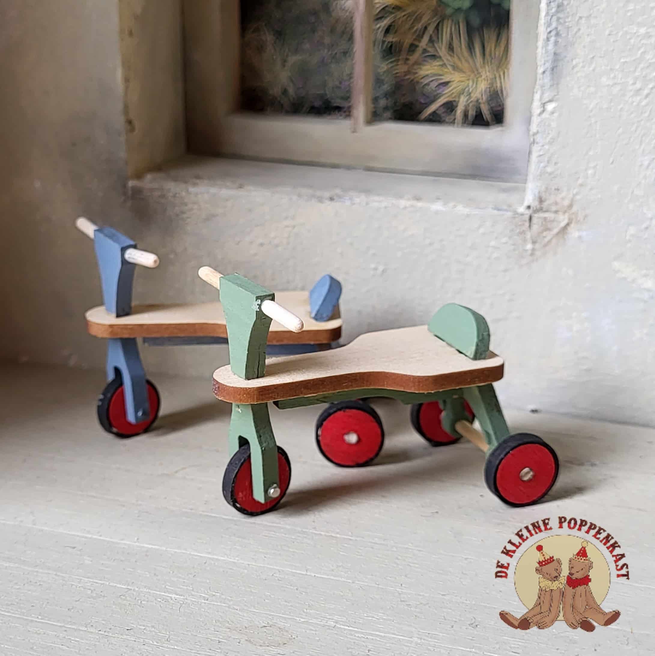 Miniatuur houten loopfietsje