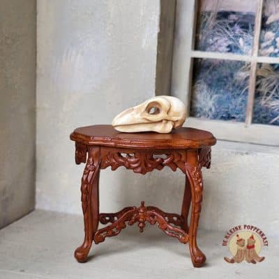 Handgesneden miniatuur vogelschedel van hertshoorn voor poppenhuis - 1:12