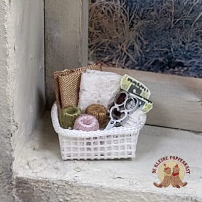 Handgemaakt gevuld naaimandje voor poppenhuis - 1:12