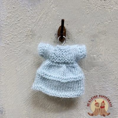 Handgebreid miniatuurjurkje van wol - zachtblauw 1:12