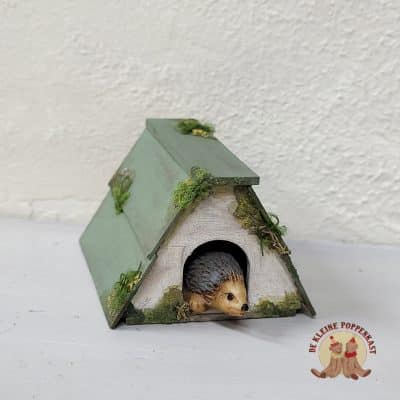 Gemonteerd egelhuisje met egel uit DIY pakket 1:12