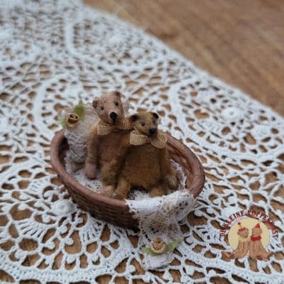 Bernie Bears duo in mandje - handgemaakte miniatuur beertjes