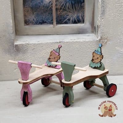 Miniatuur houten loopfietsje met schattig berenkopje