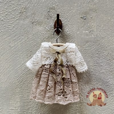 Miniatuur babyjurkje beige/antiek beige – Poppenhuis kleding 1:12 – Kant