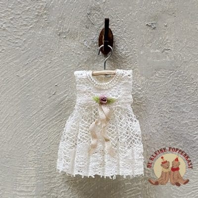Miniatuur babyjurkje van beige kant - 1:12