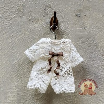 Miniatuur babypakje beige – Poppenhuis kleding 1:12 – Kant