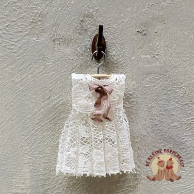 Miniatuur babyjurkje beige – Poppenhuis kleding 1:12 – Kant