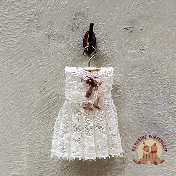 Miniatuur babyjurkje beige – Poppenhuis kleding 1:12 – Kant
