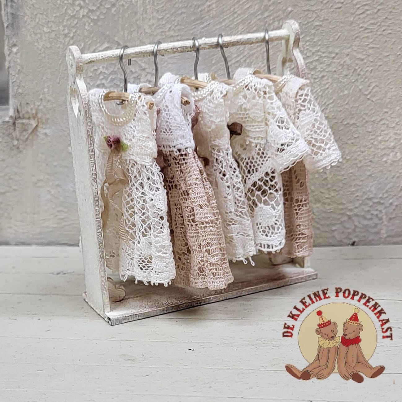 Miniatuur babyjurkje beige – Poppenhuis kleding 1:12 – Kant - Afbeelding 2