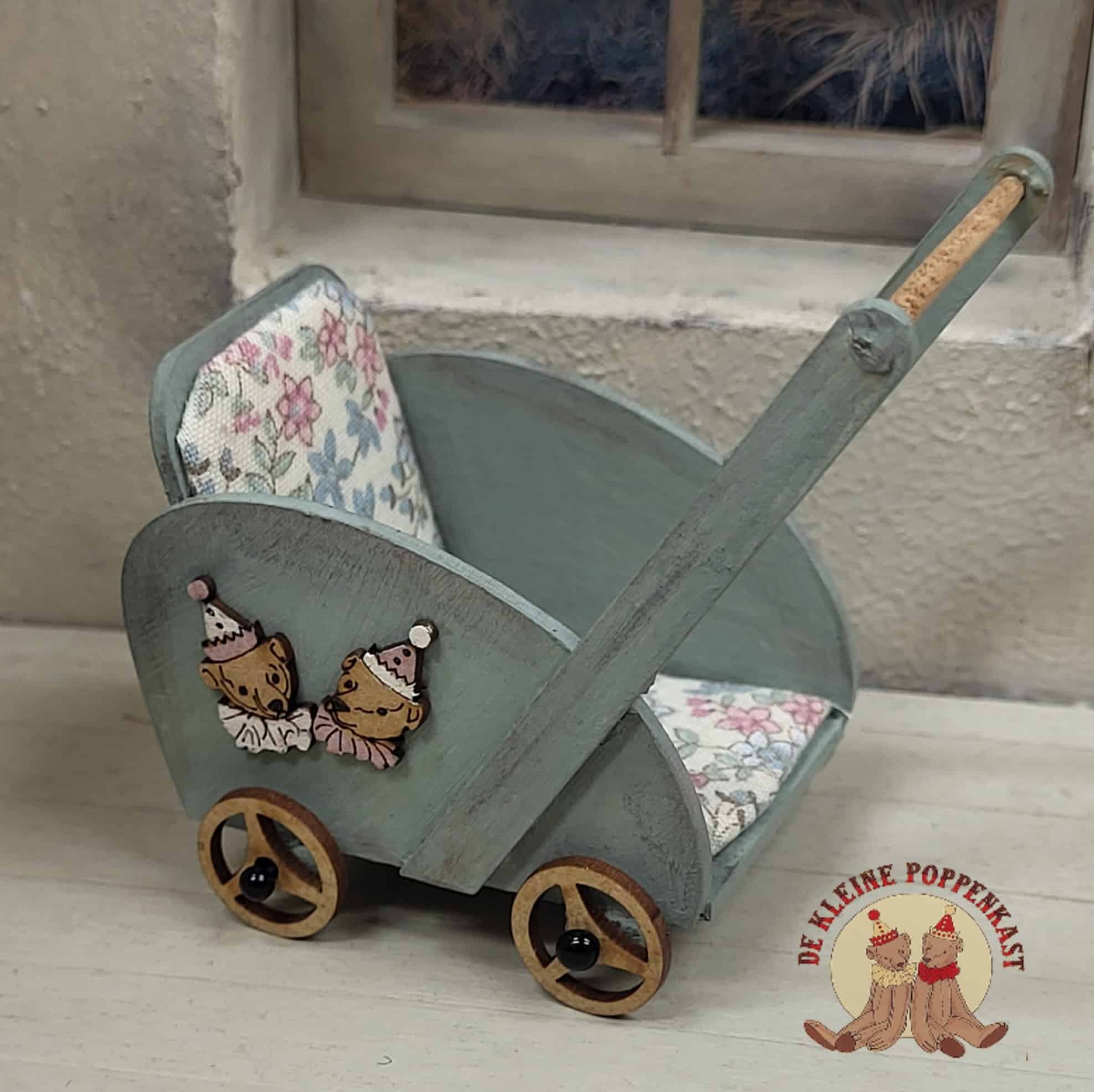 Miniatuur kinderwagen met berenkopjes – Kant-en-Klaar - handgemaakt – 1:12