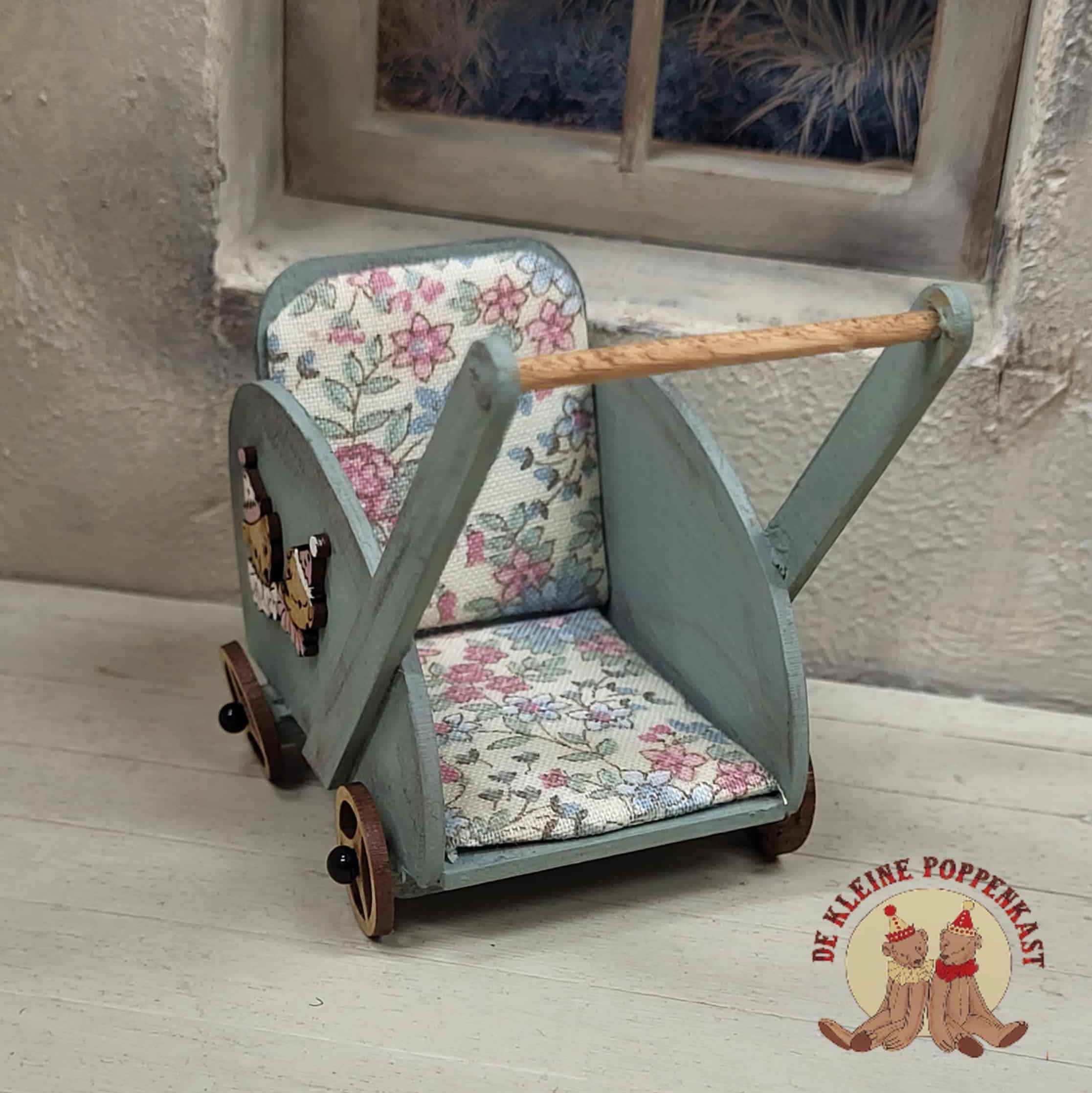Miniatuur kinderwagen met berenkopjes – Kant-en-Klaar - handgemaakt – 1:12 - Afbeelding 2
