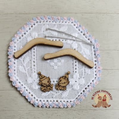 DIY zelfmaakpakket kinderkleerhangertjes – met berenkopjes – 1:12 – set van 2