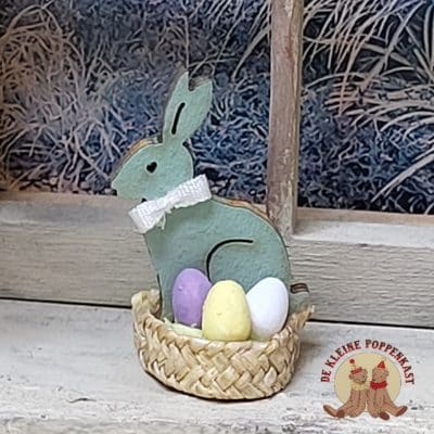Paasmandje met gekleurde eieren en houten haasje – 1:12