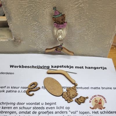 DIY miniatuur berenkapstokje met hangertje – 1:12