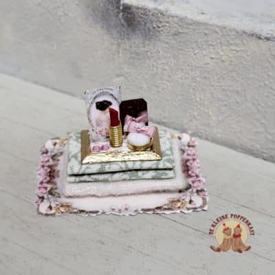 Tableautje met make-up accessoires - goudkleurig 1:12