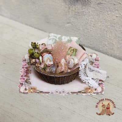 Mandje met toiletspullen - brocante stijl 1:12