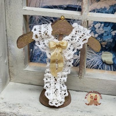 Een verfijnd kanten miniatuur kraagje 1:12