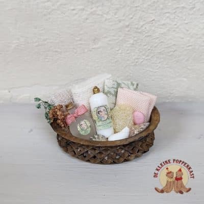 Mandje met toiletartikelen en linnengoed als badkamerdecoratie 1:12