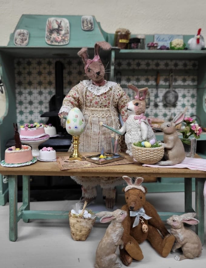 handgemaakte Bernie Bear met zachte haasoortjes in poppenhuisinterieur 1:12
