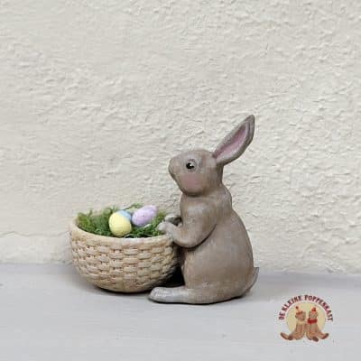Handbeschilderd haasje met mandje, eitjes en groen in paasdecor 1:12