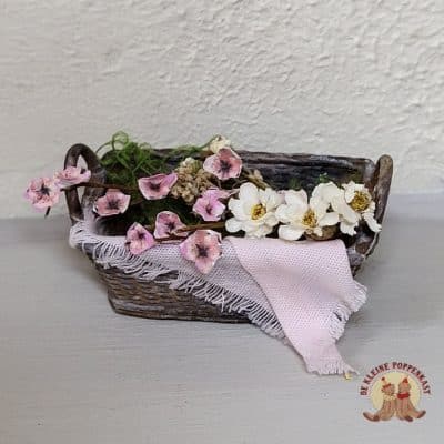 Brocante mand met kersenbloesem en voorjaarsbloemen 1:12