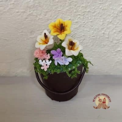 Emmertje met bloemen voor poppenhuis 1:12