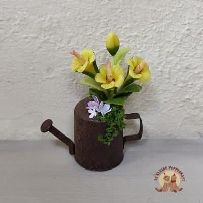 Gietertje met bloemen voor poppenhuis 1:12