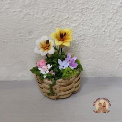Mandje met bloemen en mos 1:12 - Voorjaarstafereel Collectie