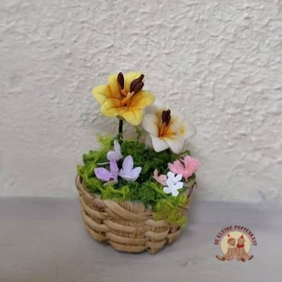 Mandje met bloemen voor poppenhuis 1:12