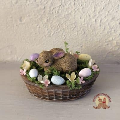 Paasmandje met konijntje poppenhuis
