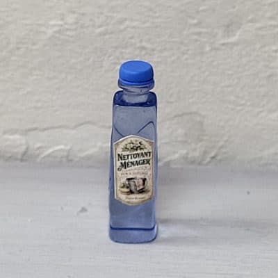 Miniatuur schoonmaakfles met label voor poppenhuis – 1:12