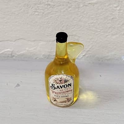 Miniatuur zeepfles met handvat en label voor poppenhuis – 1:12