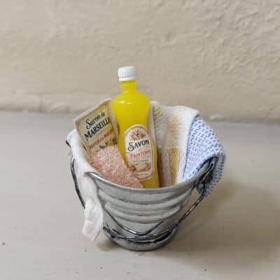 Brocante schoonmaakemmertje met accessoires voor poppenhuis – 1:12