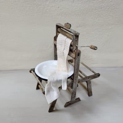Brocante miniatuur washoekje met wasmachine en teiltje voor poppenhuis – 1:12
