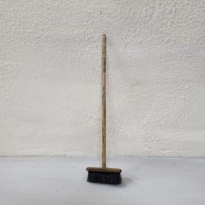 Miniatuur bezem met houten steel voor poppenhuis – 1:12