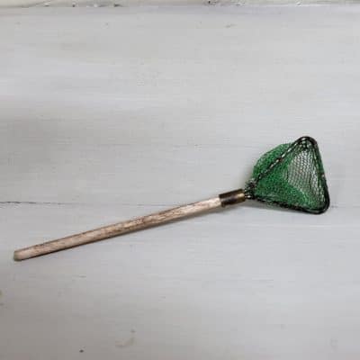 Oudgemaakt miniatuur schepnet met houten steel voor poppenhuis - 1:12