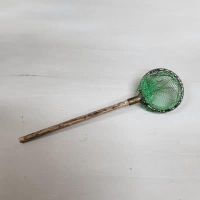 Oudgemaakt miniatuur schepnet met houten steel voor poppenhuis - 1:12