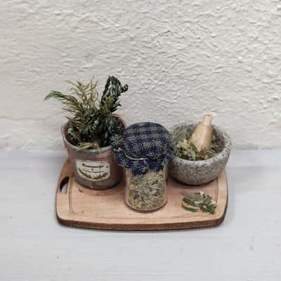 Miniatuur kruidenplank met rozemarijnplant, kruidenpotje en vijzel met stamper, schaal 1:12.