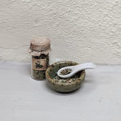 Miniatuur kruidenpotje en een kommetje met lepel en kruiden, schaal 1:12.