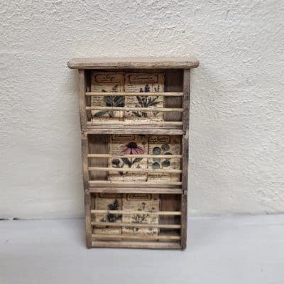 DIY zelfmaakpakket voor een brocante kruidenkaartjesrek met botanische kruidenkaartjes, schaal 1:12.